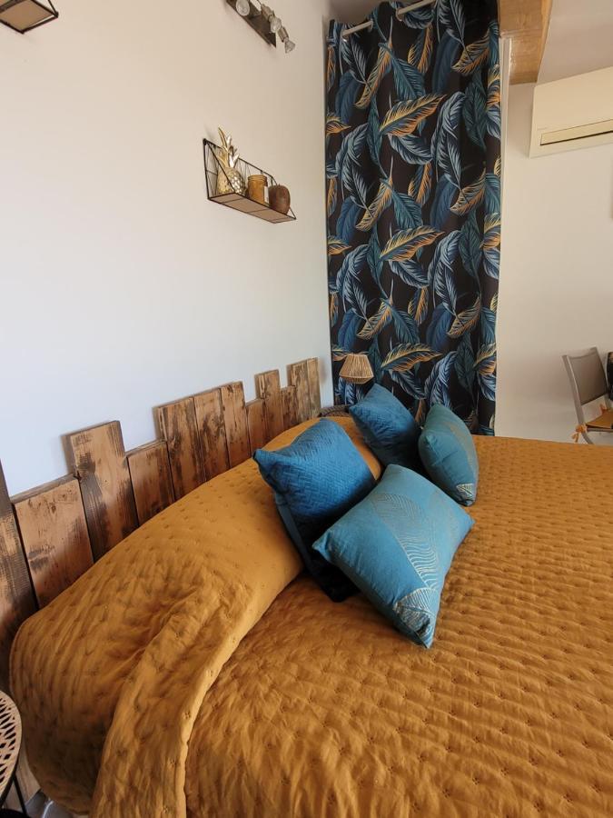 Dans Maisonnette En Pierre Le Castellet (Var)