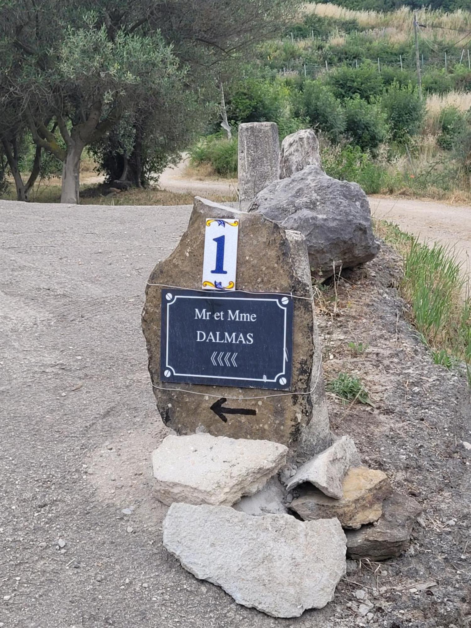 Dans Maisonnette En Pierre * Le Castellet (Var)